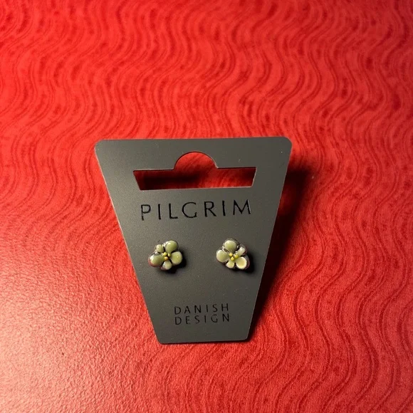 (#100) Pilgrim Small White Daisy Stud Earrings with Gold Centers - Picture 5 of 5